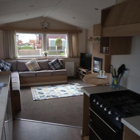 D24 Is A 2 Bedroom 6 Berth Caravan Close To The Beach On Whitehouse Leisure Park In Towyn Near Rhyl With Decking And Private Parking Space This Is A Pet Free Caravan อะแบร์เกล ภายนอก รูปภาพ