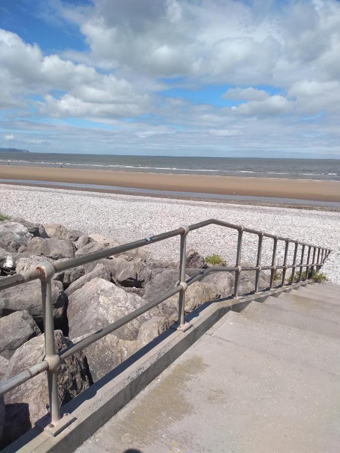 D24 Is A 2 Bedroom 6 Berth Caravan Close To The Beach On Whitehouse Leisure Park In Towyn Near Rhyl With Decking And Private Parking Space This Is A Pet Free Caravan อะแบร์เกล ภายนอก รูปภาพ