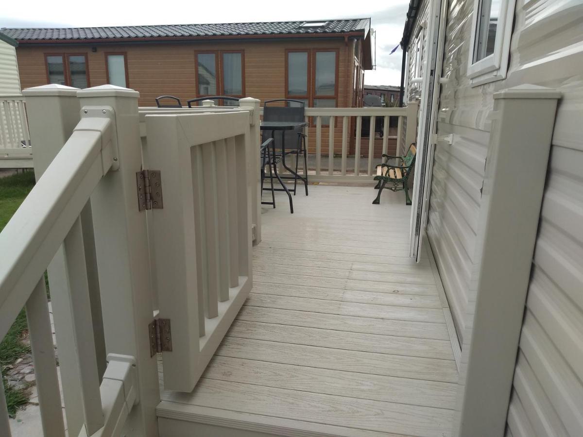 D24 Is A 2 Bedroom 6 Berth Caravan Close To The Beach On Whitehouse Leisure Park In Towyn Near Rhyl With Decking And Private Parking Space This Is A Pet Free Caravan อะแบร์เกล ภายนอก รูปภาพ