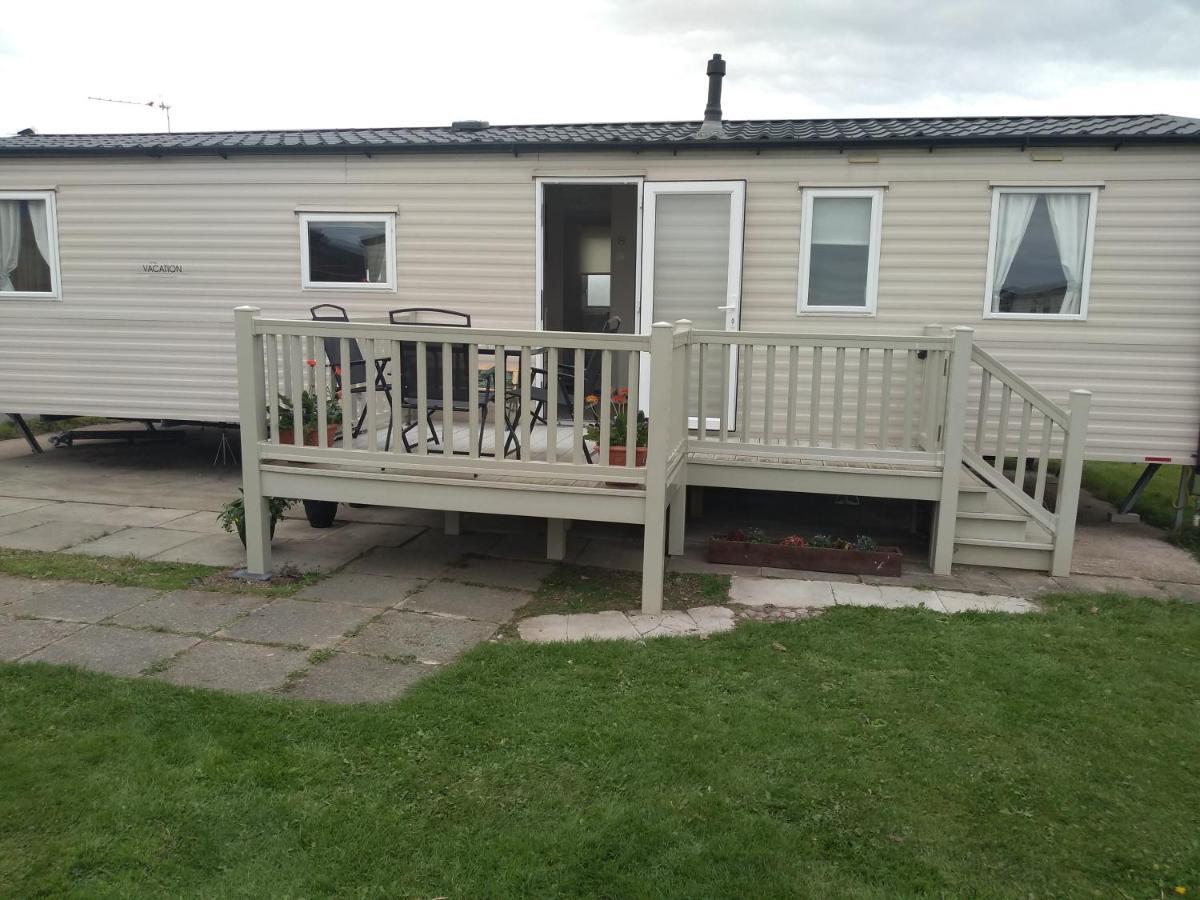 D24 Is A 2 Bedroom 6 Berth Caravan Close To The Beach On Whitehouse Leisure Park In Towyn Near Rhyl With Decking And Private Parking Space This Is A Pet Free Caravan อะแบร์เกล ภายนอก รูปภาพ