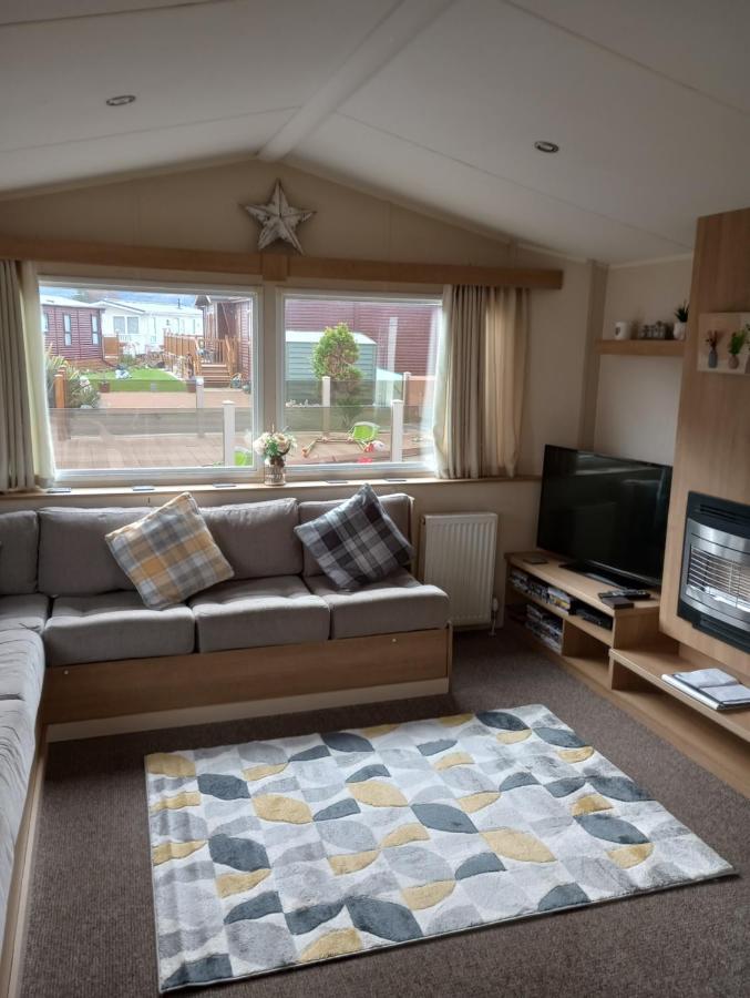 D24 Is A 2 Bedroom 6 Berth Caravan Close To The Beach On Whitehouse Leisure Park In Towyn Near Rhyl With Decking And Private Parking Space This Is A Pet Free Caravan อะแบร์เกล ภายนอก รูปภาพ