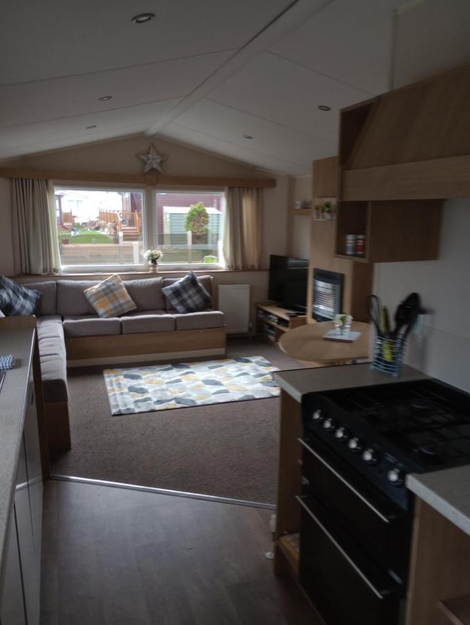 D24 Is A 2 Bedroom 6 Berth Caravan Close To The Beach On Whitehouse Leisure Park In Towyn Near Rhyl With Decking And Private Parking Space This Is A Pet Free Caravan อะแบร์เกล ภายนอก รูปภาพ