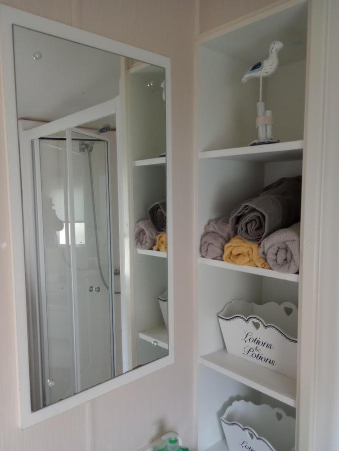 D24 Is A 2 Bedroom 6 Berth Caravan Close To The Beach On Whitehouse Leisure Park In Towyn Near Rhyl With Decking And Private Parking Space This Is A Pet Free Caravan อะแบร์เกล ภายนอก รูปภาพ