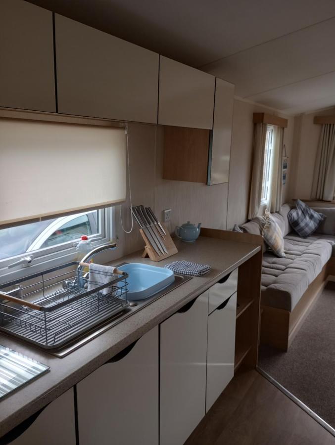 D24 Is A 2 Bedroom 6 Berth Caravan Close To The Beach On Whitehouse Leisure Park In Towyn Near Rhyl With Decking And Private Parking Space This Is A Pet Free Caravan อะแบร์เกล ภายนอก รูปภาพ