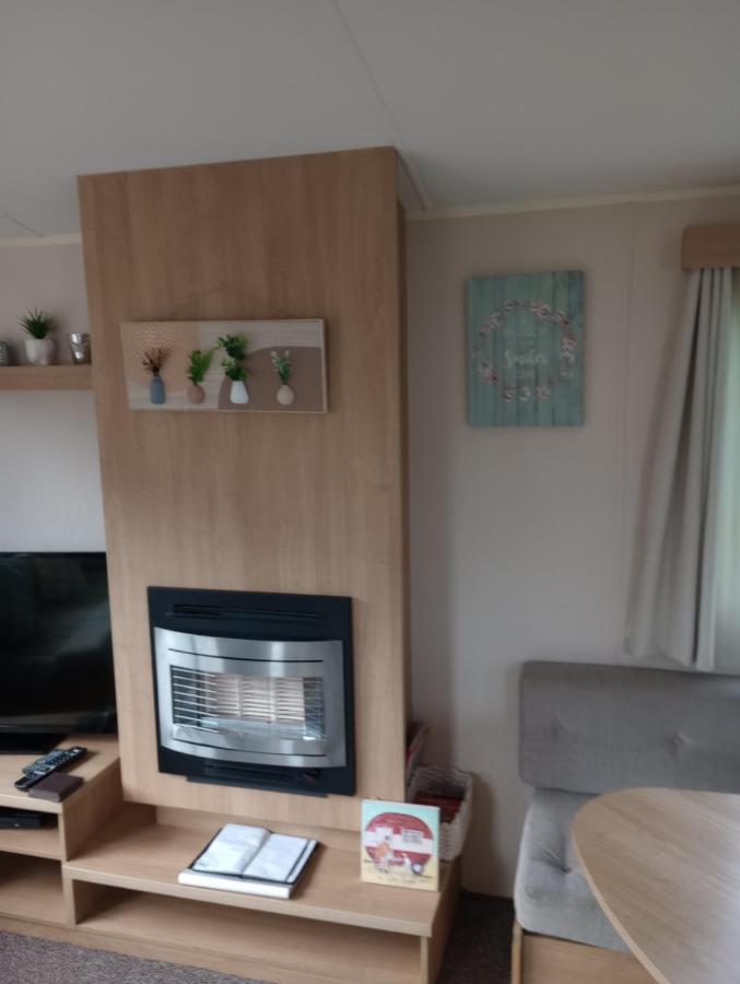 D24 Is A 2 Bedroom 6 Berth Caravan Close To The Beach On Whitehouse Leisure Park In Towyn Near Rhyl With Decking And Private Parking Space This Is A Pet Free Caravan อะแบร์เกล ภายนอก รูปภาพ