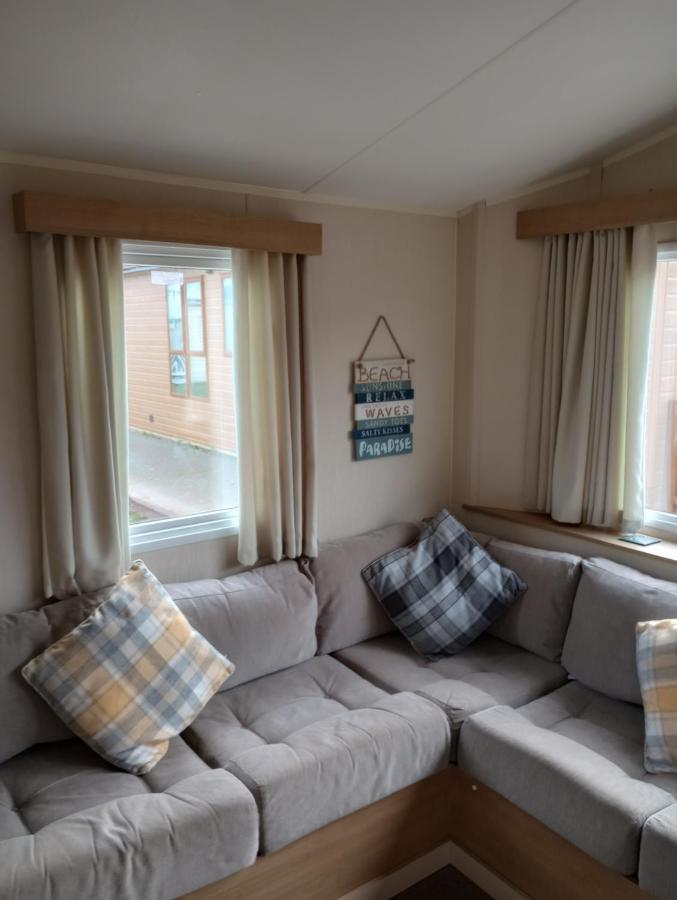 D24 Is A 2 Bedroom 6 Berth Caravan Close To The Beach On Whitehouse Leisure Park In Towyn Near Rhyl With Decking And Private Parking Space This Is A Pet Free Caravan อะแบร์เกล ภายนอก รูปภาพ